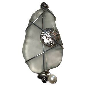 Sea glass ? I have no clue, but it’s a nice pendant for a necklace!